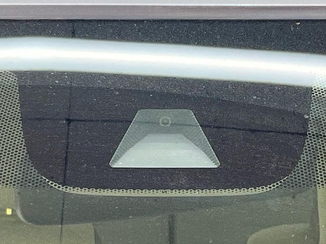 �y�z���_�Z���V���O�z���s���ɑO���̎ԗ�����F�����A�Փ˂������Ȏ��͌x��ƃu���[�L�ŏՓˉ���Ɣ�Q�y�����A�V�X�g�B�����S�Ƀh���C�u�����y���݂��������܂��B