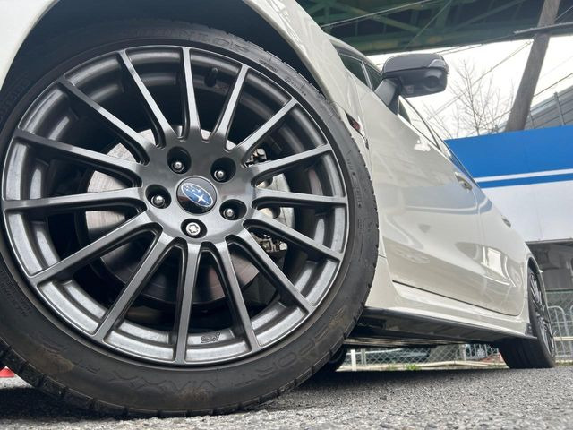 �y����18�C���`�A���~�z�C�[���z�O�ςɃ}�b�`���������A���~�z�C�[���𑕒����Ă���܂��B�e��ЊO�A���~�z�C�[����A�X�^�b�h���X�^�C�����戵�����Ă���܂��B���񂲑��k����������