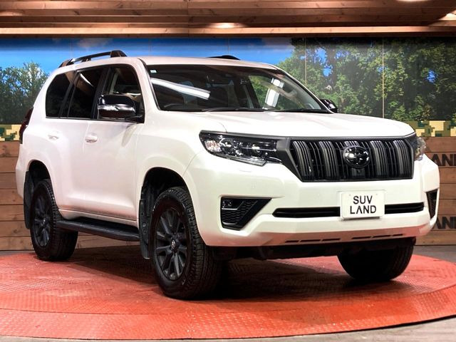 高透明度のガラス皮膜で撥水はもちろん、上質なツヤ・光沢を実現。紫外線や酸性雨から大切な愛車を保護し、色あせ・劣化を防止。「弾スプラッシュコート」、「弾プリミッサコート」からお選びいただけます。