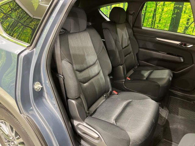 後部座席も気になるようなキズ・汚れやへたり等、大きなダメージはなく、良好な状態です。