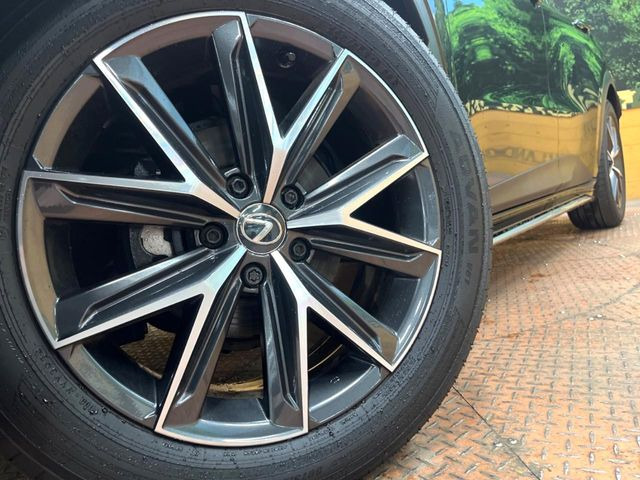 �y�����A���~�z�C�[���z�O�ςɃ}�b�`���������A���~�z�C�[���𑕒����Ă���܂��B�e��ЊO�A���~�z�C�[����A�X�^�b�h���X�^�C�����戵�����Ă���܂��B���񂲑��k����������