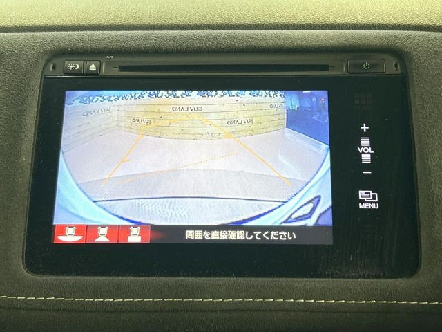 【バックカメラ】駐車時に後方がリアルタイム映像で確認できます。大型商業施設や立体駐車場での駐車時や、夜間のバック時に大活躍!運転スキルに関わらず、今や必須となった装備のひとつです!