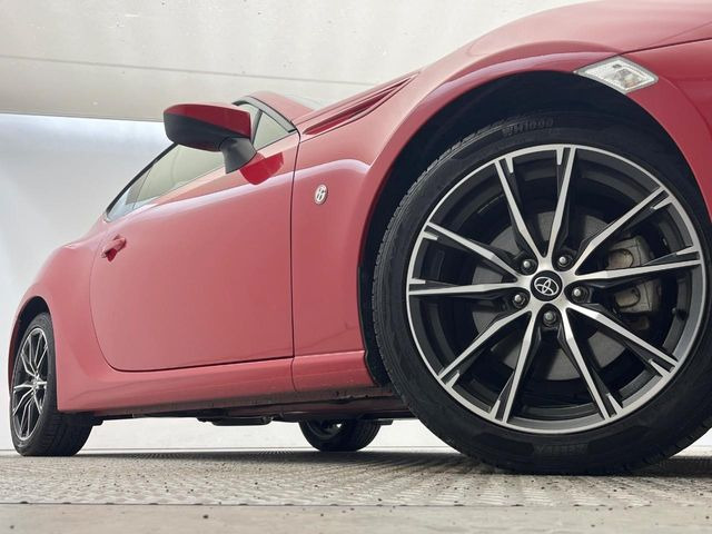 �y����17�C���`�A���~�z�C�[���z�O�ςɃ}�b�`���������A���~�z�C�[���𑕒����Ă���܂��B�e��ЊO�A���~�z�C�[����A�X�^�b�h���X�^�C�����戵�����Ă���܂��B���񂲑��k����������