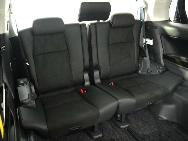 サードシートも広々とした空間をご用意しております!シートアレンジにて、快適スペースを作ることも可能となっております!アレンジパターンも豊富で、様々なシーンにご利用いただけます!