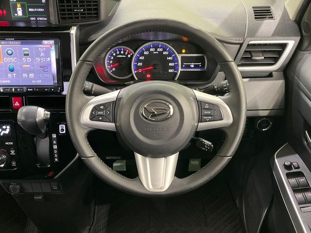 �C���e���A�ɍ��킹���f�U�C���̃X�e�A�����O�́A�^�]�������̂��Ƃ��l���A�^�]���₷���`��A�傫���ł��B�����x�A���ۂɐG���Ă��m���߂��������B