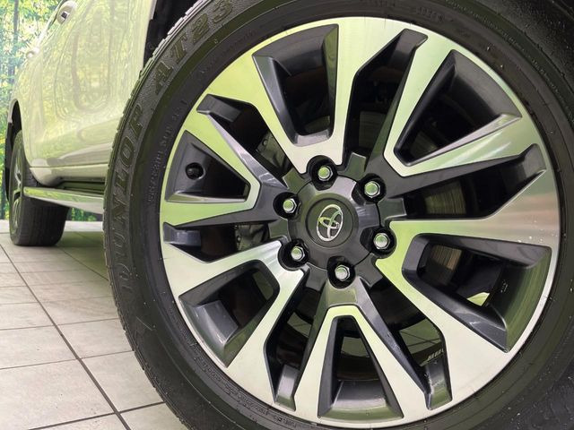 【純正19インチアルミホイール】外観にマッチした純正アルミホイールを装着しております。各種社外アルミホイールや、スタッドレスタイヤも取扱いしております。是非ご相談ください♪