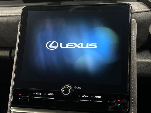 �y9.8�C���` �f�B�X�v���C�I�[�f�B�I�z���ʂ̃f�B�X�v���C��AppleCarPlay��AndroidAuto�����p�\�B�傫�ȉ�ʂŃX�}�z�i�r�A�v���������p���������܂���