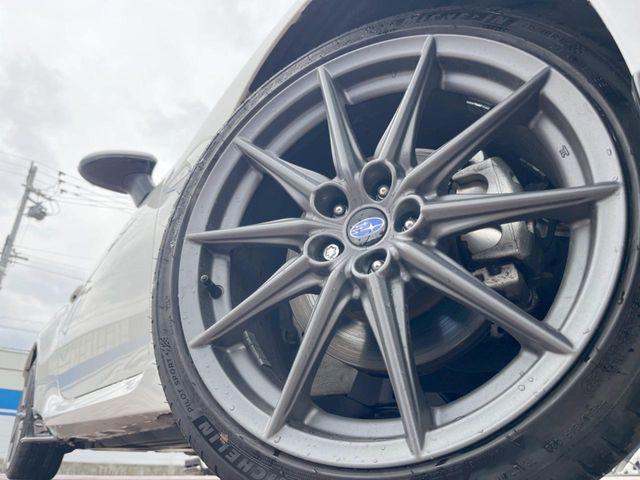 �y�O���[�h��p����18�C���`�A���~�z�C�[���z�f�U�C�����̍��������A���~�z�C�[���𑕒����Ă���܂��B�e��ЊO�A���~�z�C�[����A�X�^�b�h���X�^�C�����戵�����Ă���܂��B���񂲑��k����������