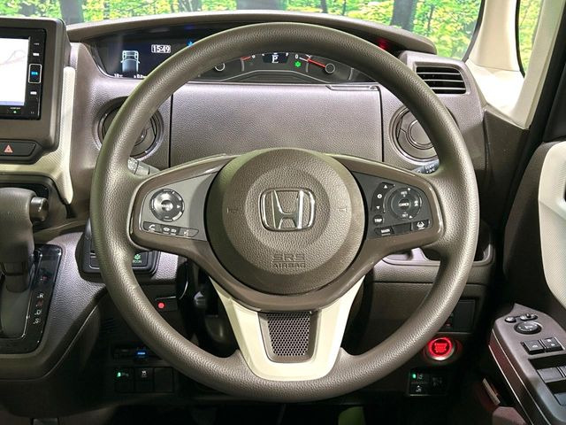 �C���e���A�ɍ��킹���f�U�C���̃X�e�A�����O�́A�^�]�������̂��Ƃ��l���A�^�]���₷���`��A�傫���ł��B�����x�A���ۂɐG���Ă��m���߂��������B