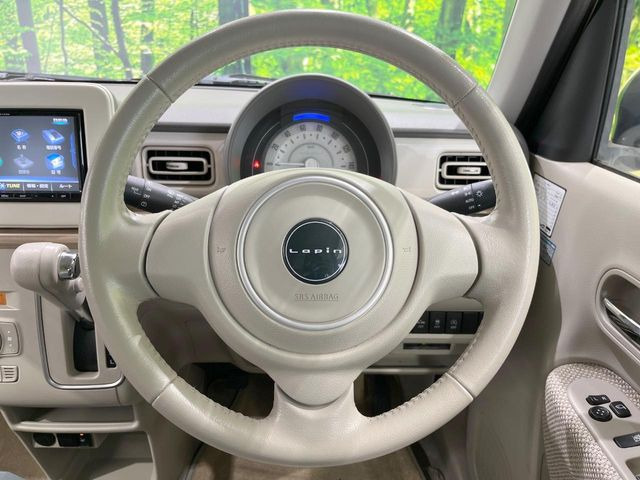 �C���e���A�ɍ��킹���f�U�C���̃X�e�A�����O�́A�^�]�������̂��Ƃ��l���A�^�]���₷���`��A�傫���ł��B�����x�A���ۂɐG���Ă��m���߂��������B