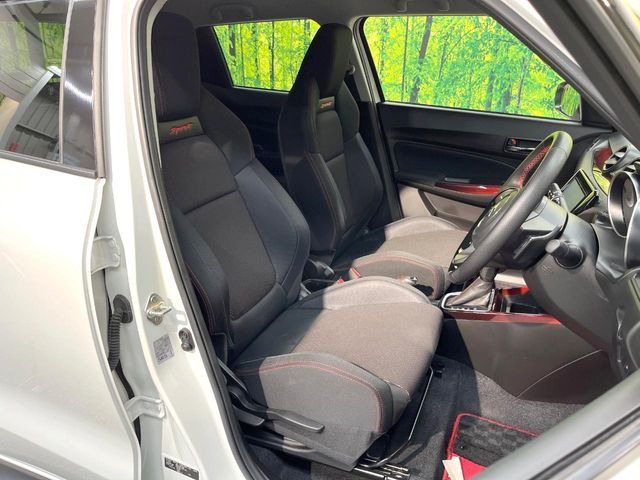 運転席シート廻りは使用感も少なく、良好な状態となっています。前オーナー様が丁寧に使っていたことがよくわかりますね。