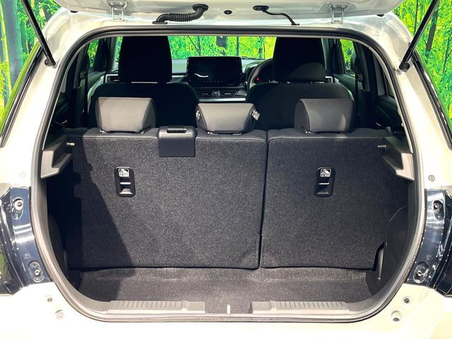 ���i�̂���������ʋ΁A���}���ɏ\���ȉ׎��X�y�[�X���m�ۂ��Ă���܂��B�Z�J���h�V�[�g��|���ƁA�傫�ȉו��̐ύڂ��\�ł���