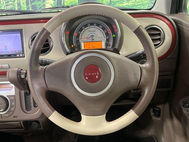 �C���e���A�ɍ��킹���f�U�C���̃X�e�A�����O�́A�^�]�������̂��Ƃ��l���A�^�]���₷���`��A�傫���ł��B�����x�A���ۂɐG���Ă��m���߂��������B