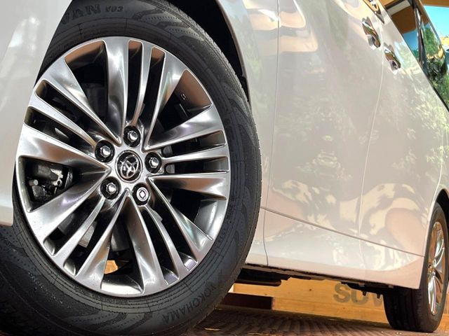 【純正18インチアルミホイール】外観にマッチした純正アルミホイールを装着しております。各種社外アルミホイールや、スタッドレスタイヤも取扱いしております。是非ご相談ください♪