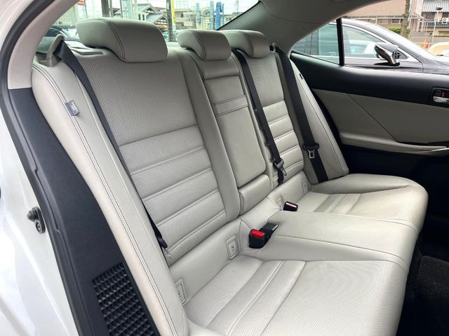 後部座席も気になるようなキズ・汚れやへたり等、大きなダメージはなく、良好な状態です。