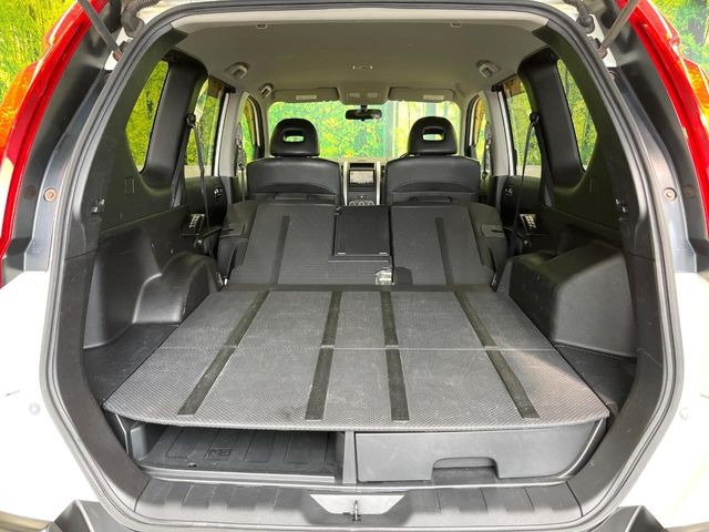 ���i�̂���������ʋ΁A���}���ɏ\���ȉ׎��X�y�[�X���m�ۂ��Ă���܂��B�Z�J���h�V�[�g��|���ƁA�傫�ȉו��̐ύڂ��\�ł���