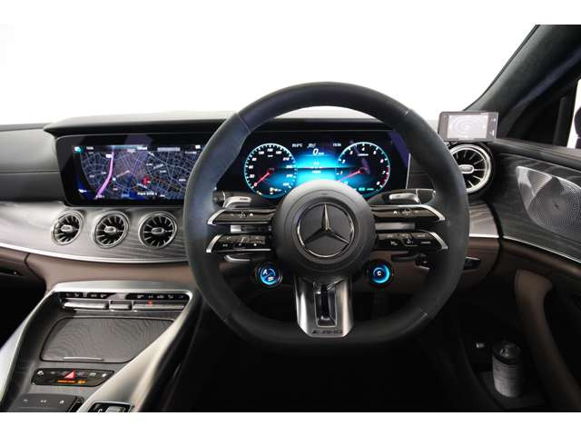 ���AMG�p�t�H�[�}���X�X�e�A�����O(�i�b�p���U�[/DINAMICA)�ɂȂ�A�X�|�[�e�B�[���Ǝ��p�������˔����Ă���܂��B