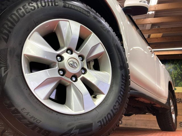 【純正17インチアルミホイール】外観にマッチした純正アルミホイールを装着しております。各種社外アルミホイールや、スタッドレスタイヤも取扱いしております。是非ご相談ください♪