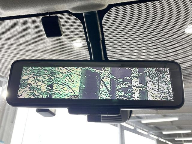 【インテリジェントルームミラー】後席の大きな荷物や同乗者で後方が確認しづらい時でも安心!カメラが撮影した車両後方の映像をルームミラー内に表示。クリアな視界で状況の確認が可能です!
