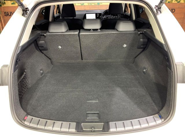 普段のお買い物や通勤、送迎等に十分な荷室スペースを確保しております。セカンドシートを倒すと、大きな荷物の積載も可能です♪