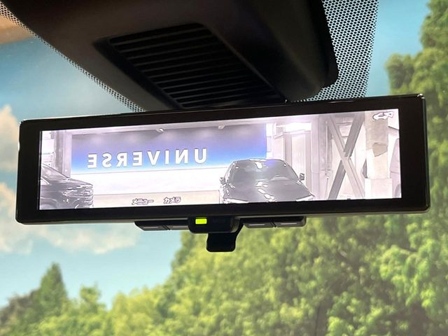 【インテリジェントルームミラー】後席の大きな荷物や同乗者で後方が確認しづらい時でも安心!カメラが撮影した車両後方の映像をルームミラー内に表示。クリアな視界で状況の確認が可能です!