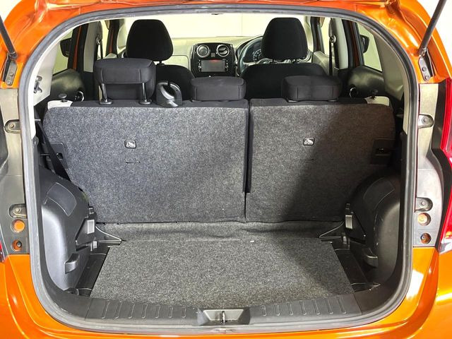 ���i�̂���������ʋ΁A���}���ɏ\���ȉ׎��X�y�[�X���m�ۂ��Ă���܂��B�Z�J���h�V�[�g��|���ƁA�傫�ȉו��̐ύڂ��\�ł���