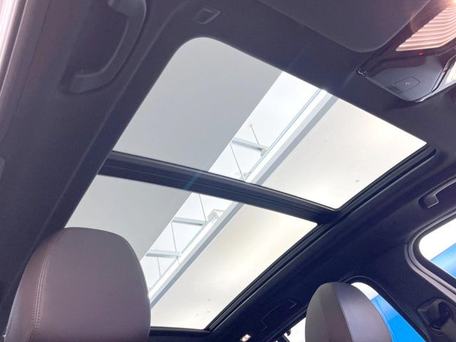 ���p�m���}�T�����[�t:�唗�͂̃p�m���}���[�t�́A�㕔���Ȃɂ܂ő����Ă���A�J���I�ȋ�Ԃ����y���݂��������܂��B