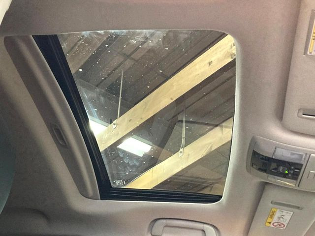 【サンルーフ】開放感たっぷりの希少装備、サンルーフが装着されています!車内に明かりを取り入れたり景色を楽しむ以外にも、車内の空気も簡単に換気できて快適です!