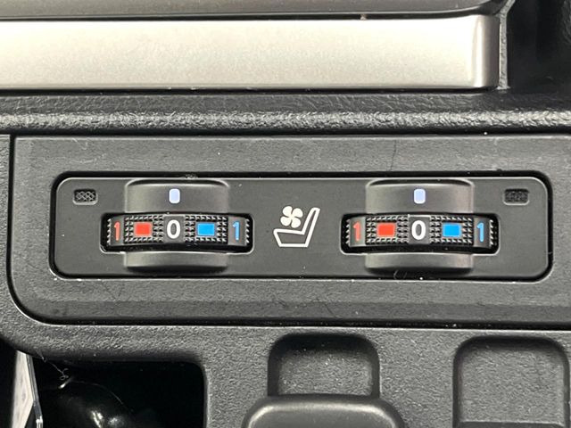 【シートベンチレーション】夏場は涼しい風でお尻や背中の熱やムレを防ぎ、冬はエアコンよりも早く温まってポカポカに!季節を問わず快適に過ごせます。