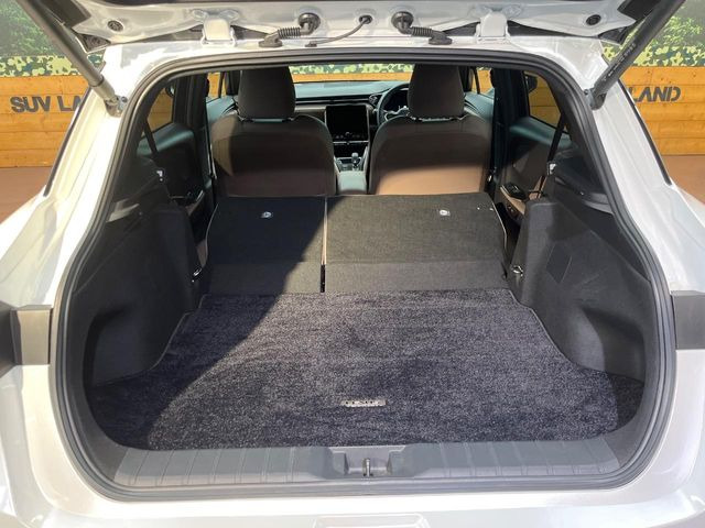 ���i�̂���������ʋ΁A���}���ɏ\���ȉ׎��X�y�[�X���m�ۂ��Ă���܂��B�Z�J���h�V�[�g��|���ƁA�傫�ȉו��̐ύڂ��\�ł���