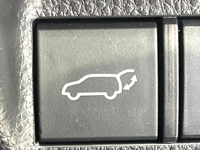 【パワーバックドア】スマートキーや運転席のボタンを押すだけでリアゲートが自動で開閉します!荷物を持っている時や、高い位置にあるバックドアを閉める際に便利な機能です♪