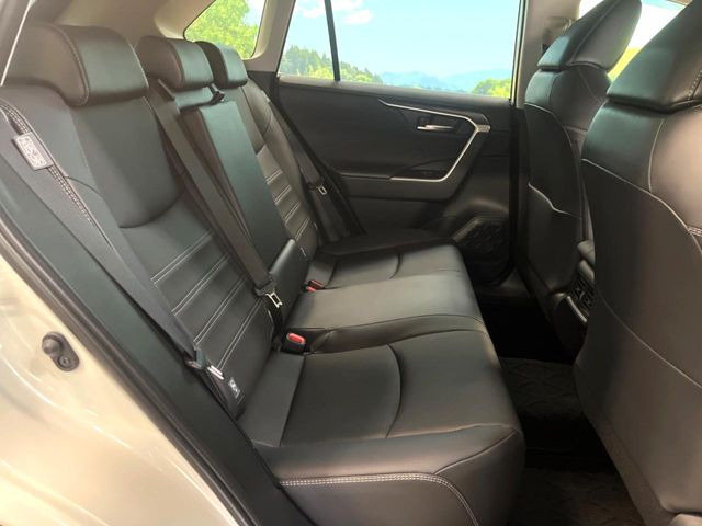 広々とした2列目シートは居住性が高く、居心地も快適!友達や家族とのお出かけにぴったりです。ベビーシートやチャイルドシート使用時も快適にお過ごしいただける十分な空間を確保しています。