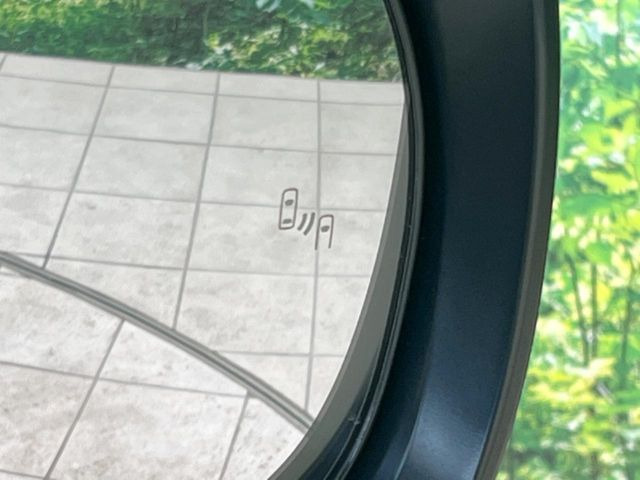 【ブラインドスポットモニター】走行中、ドアミラーの死角になりやすい箇所に後続車が接近するとサイドミラーのレンズに警告を表示!ドライバーに注意喚起をしてくれます。