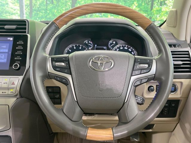 【ウッドコンビステアリング】高級感ある木目調パーツを採用した手に良く馴染むコンビハンドル。運転席廻りの雰囲気も一気に豪華になります!