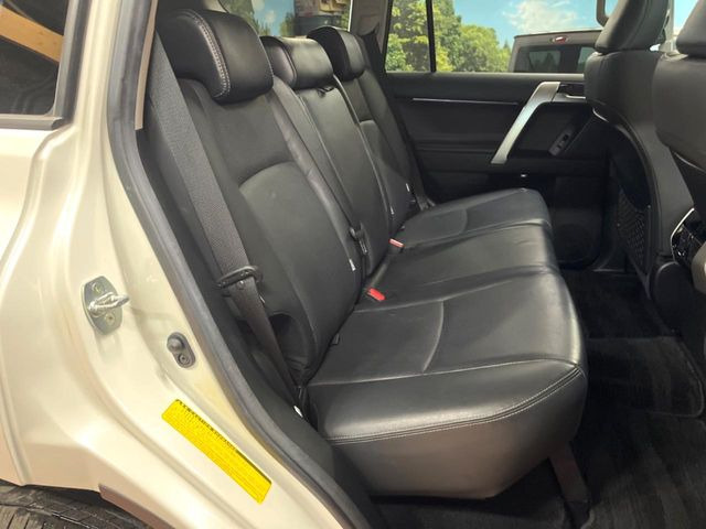 広々とした2列目シートは居住性が高く、居心地も快適!友達や家族とのお出かけにぴったりです。ベビーシートやチャイルドシート使用時も快適にお過ごしいただける十分な空間を確保しています。