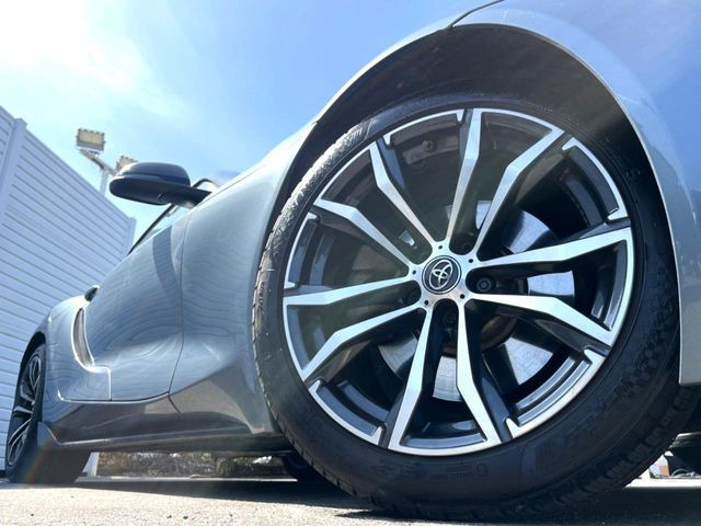 �y����18�C���`�A���~�z�C�[���z�O�ςɃ}�b�`���������A���~�z�C�[���𑕒����Ă���܂��B�e��ЊO�A���~�z�C�[����A�X�^�b�h���X�^�C�����戵�����Ă���܂��B���񂲑��k����������