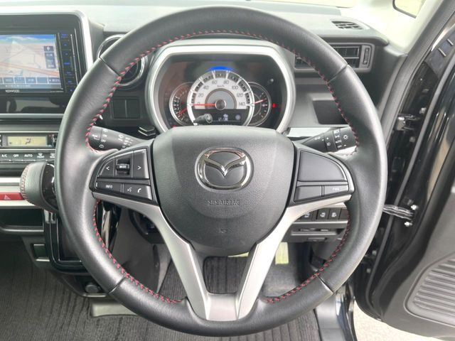 �C���e���A�ɍ��킹���f�U�C���̃X�e�A�����O�́A�^�]�������̂��Ƃ��l���A�^�]���₷���`��A�傫���ł��B�����x�A���ۂɐG���Ă��m���߂��������B