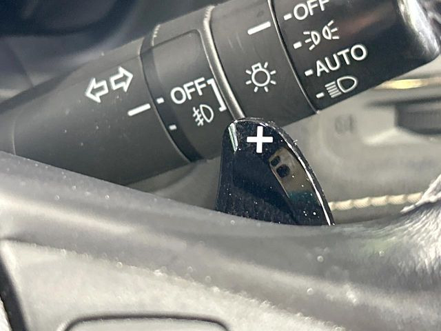 【パドルシフト】ハンドルから手を離さずに素早くシフトアップ&ダウンができるので、エンジンブレーキを使う下り坂や高速道路の合流で加速したい場面で役立ちます。