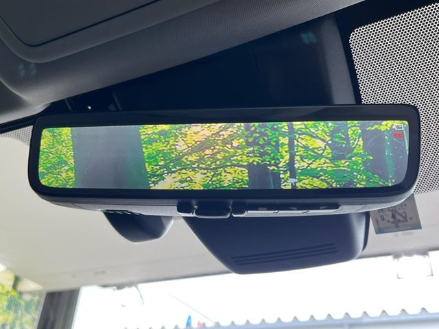 【デジタルインナーミラー】後席の大きな荷物や同乗者で後方が確認しづらい時でも安心!カメラが撮影した車両後方の映像をルームミラー内に表示。クリアな視界で状況の確認が可能です!