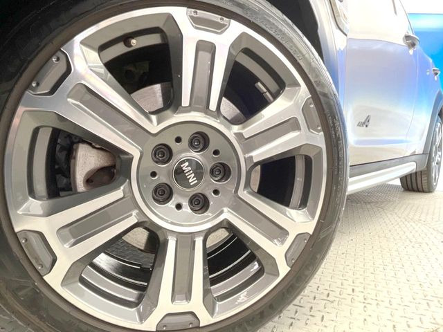 ●純正19インチアルミホイール:輸入車ならではの卓越した走りを支えるホイールと足回りです!日本車の走りに慣れている方にもぜひ体感して頂きたいほど、高いレベルでまとまっています!