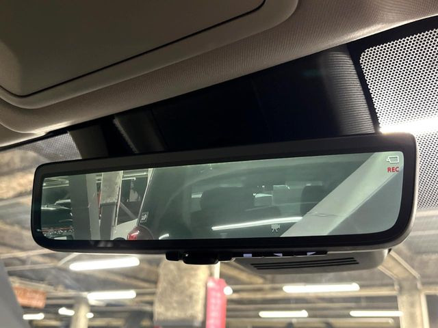 【デジタルインナーミラー】後席の大きな荷物や同乗者で後方が確認しづらい時でも安心!カメラが撮影した車両後方の映像をルームミラー内に表示。クリアな視界で状況の確認が可能です!