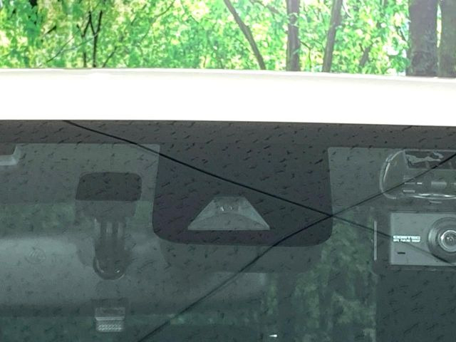 【トヨタセーフティセンス】走行中に前方の車両等を認識し、衝突しそうな時は警報とブレーキで衝突回避と被害軽減をアシスト。より安全にドライブをお楽しみいただけます。