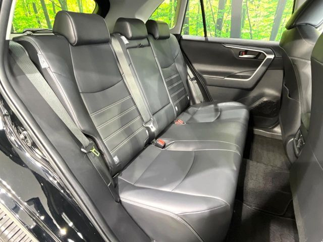 後部座席も気になるようなキズ・汚れやへたり等、大きなダメージはなく、良好な状態です。