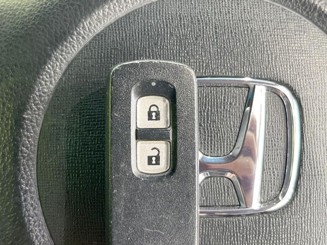 �yHonda�X�}�[�g�L�[�z�J�o����|�P�b�g�ɓ��ꂽ�܂܂ł��h�A�̎{���E�������\�ȃX�}�[�g�L�[�𑕔��B�G���W���̃I���E�I�t�����J�M�����o���K�v����������Ƃ��Ă��֗��ł���