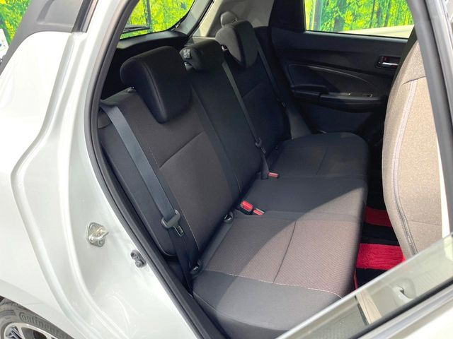 後部座席も気になるようなキズ・汚れやへたり等、大きなダメージはなく、良好な状態です。