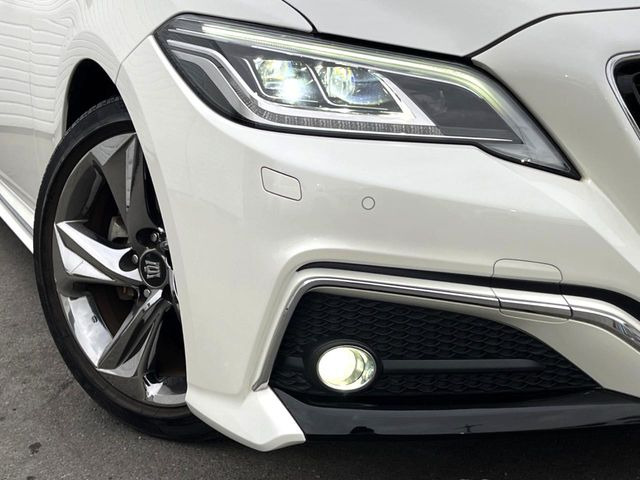 【三眼LEDヘッドライト】スタイリッシュな見た目の三眼LEDヘッドライトを装備♪スタイルだけでなく、夜間の走行も視界良好で安心してお乗りいただけます。