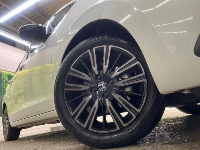 【純正16インチアルミホイール】外観にマッチした純正アルミホイールを装着しております。各種社外アルミホイールや、スタッドレスタイヤも取扱いしております。是非ご相談ください♪