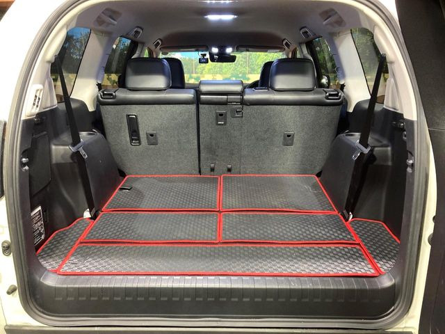 後席を格納すると、これだけの広さが!シーンに合わせたシートアレンジで、大きな荷物も積むことが出来ます♪