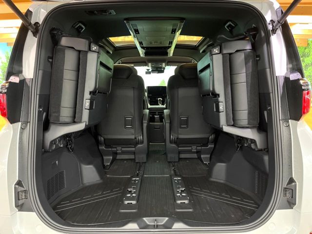 後席を格納すると、これだけの広さが!シーンに合わせたシートアレンジで、大きな荷物も積むことが出来ます♪