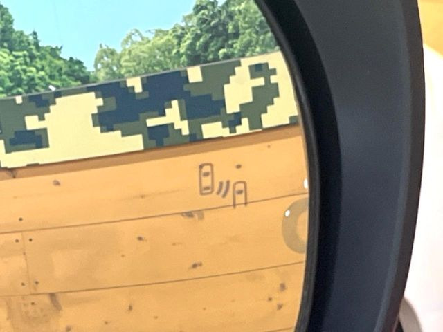 【ブラインドスポットモニター】走行中、ドアミラーの死角になりやすい箇所に後続車が接近するとサイドミラーのレンズに警告を表示!ドライバーに注意喚起をしてくれます。